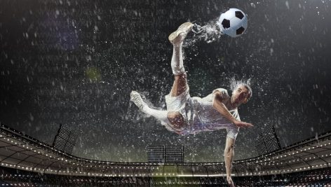عکس استوک فوتبالیست در حال زدن قیچی برگردان