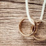 عکس استوک حلقه های ازدواج با بک گراند چوبی