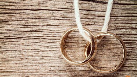 عکس استوک حلقه های ازدواج درون نخ کنفی