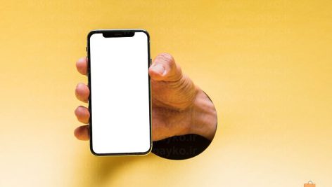 عکس استوک موبایل در دست تبلیغاتی با پس زمینه زرد
