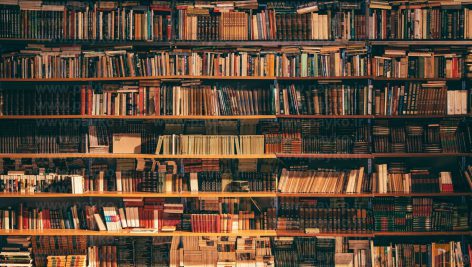 عکس استوک کتابخانه و قفسه های کتاب | بک گراند کتابخانه
