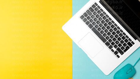 عکس استوک لپ تاپ از نمای بالا با پس زمینه آبی زرد